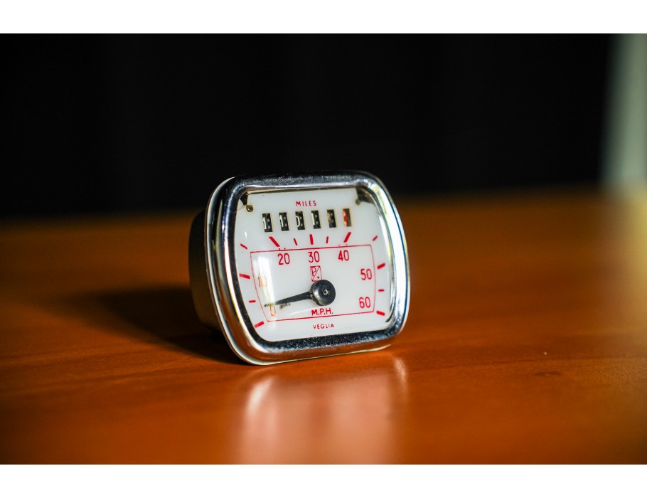 Vespa VNA / VNB Speedometer – 60 MPH Cream Face Red Numbers